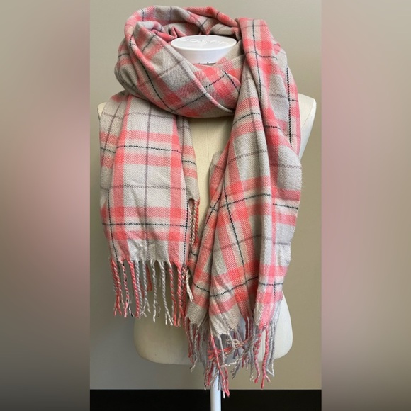 Accessorize salmon coloured acrylic check blanket scarf soft w fringe edges - Picture 1 of 3